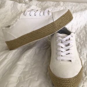 Steve Madden white Gills